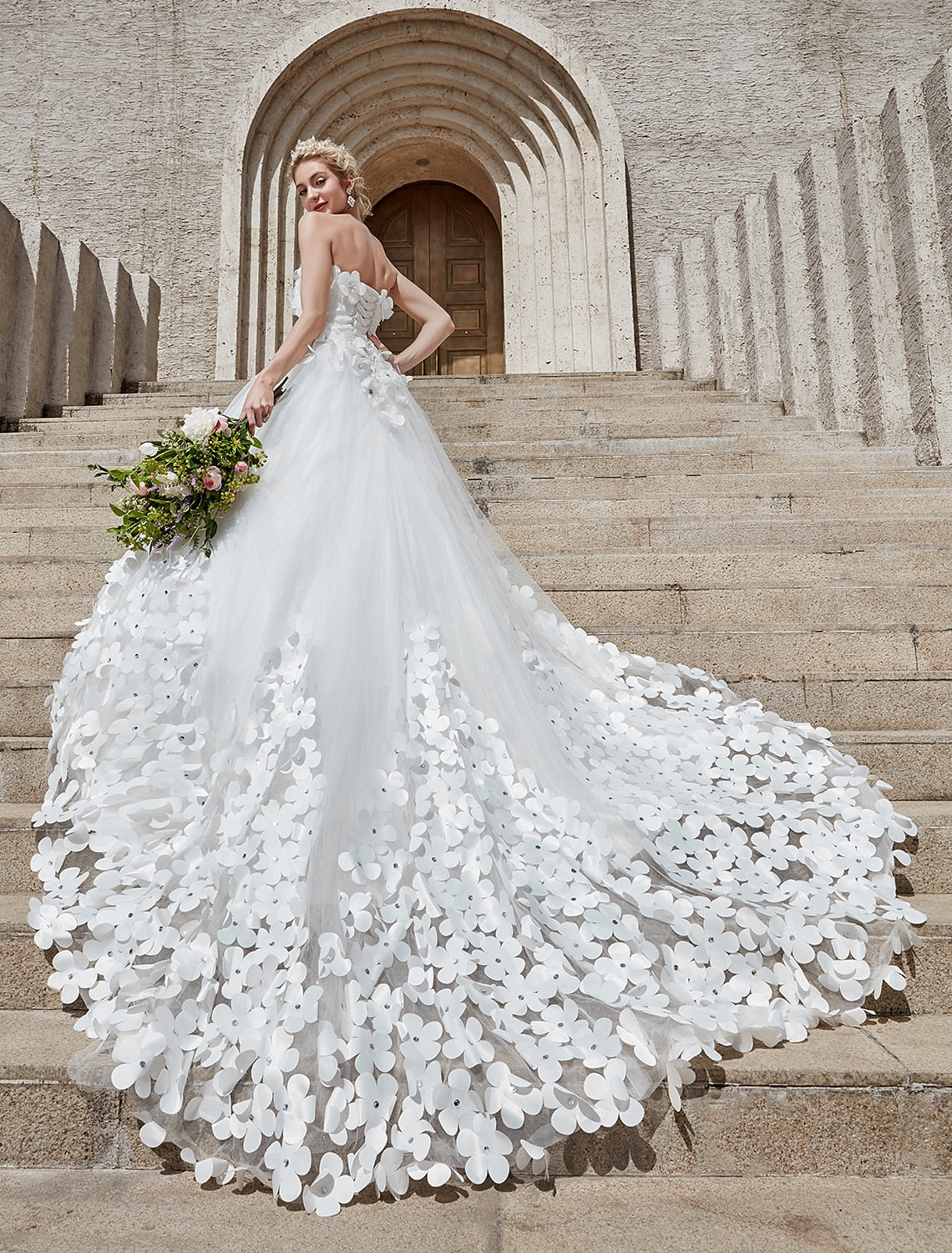 Engagement Fall Formal Wedding Dresses Open Back Ball Gown Square Neck Strapless Chapel Train Lace Bridal Gowns With Crystals Flower Summer Wedding Party, Women‘s Clothing